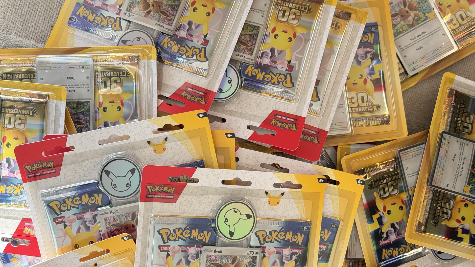 Decine di blister Pokémon del 30° anniversario, in francese e in inglese